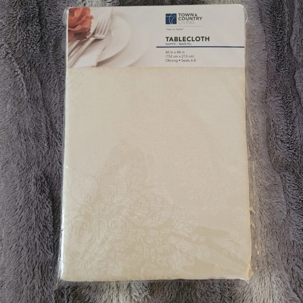 Town and Country Living Tablecloth NWT 60